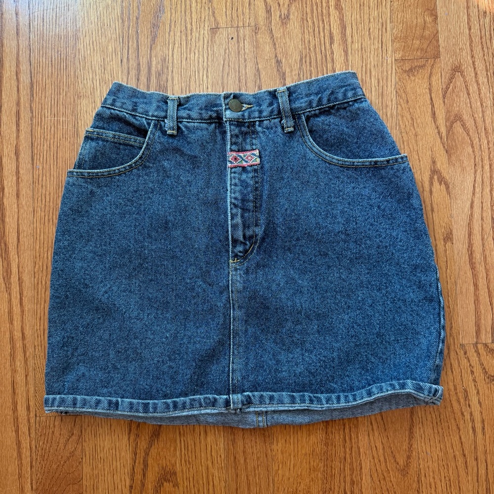 Vintage Guess High Waisted Denim Skirt with Embroidered Detailing XS